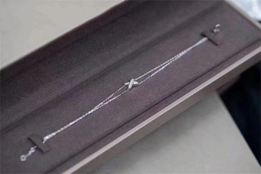 {
  "Cyra": "JEUX BRACELET DIAMOND"
}