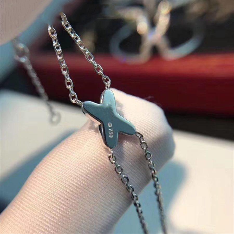 {
  "Cyra": "JEUX BRACELET DIAMOND"
}