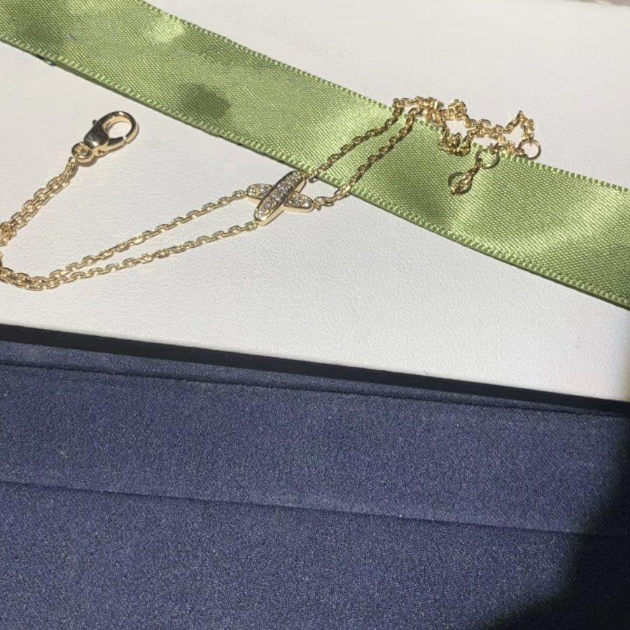 {
  "Cyra": "JEUX ARMBAND GOLD DIAMANT"
}