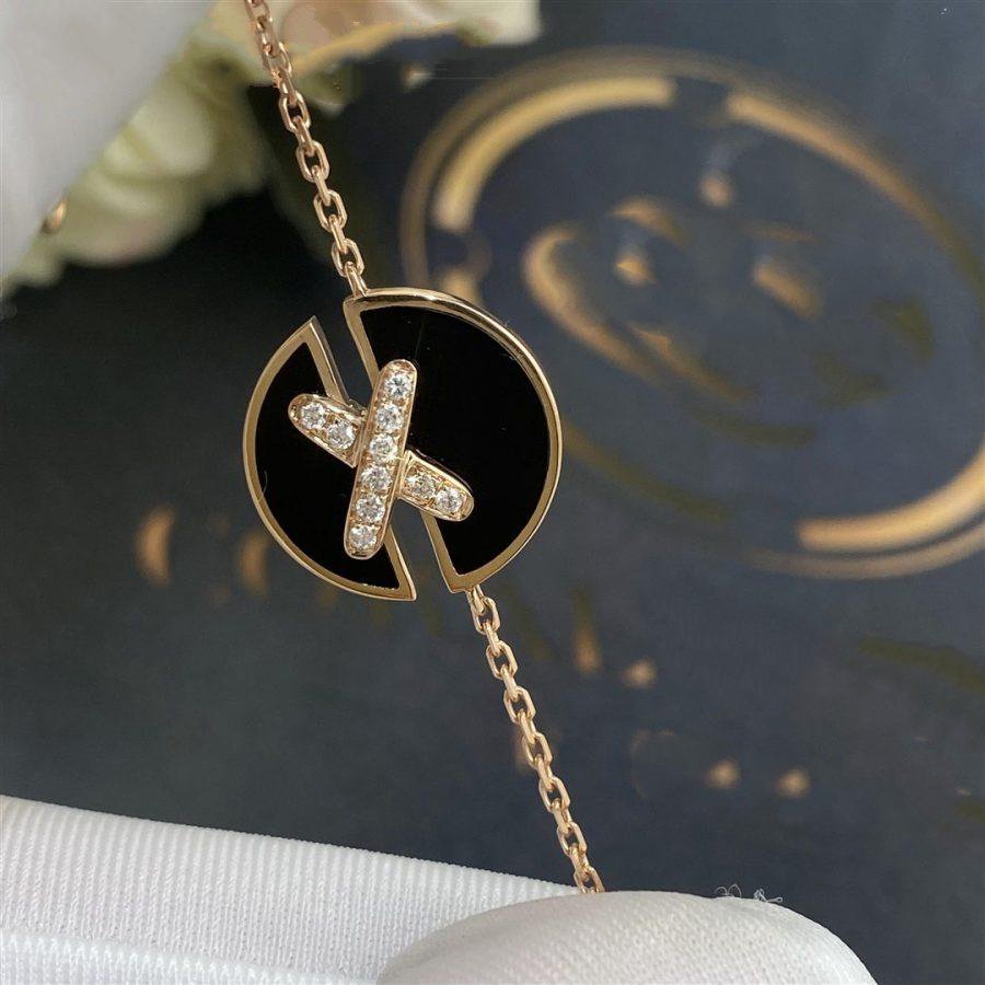 {
  "Cyra": "ARMBAND JEUX ONYX ROSÉGOLD DIAMANT"
}