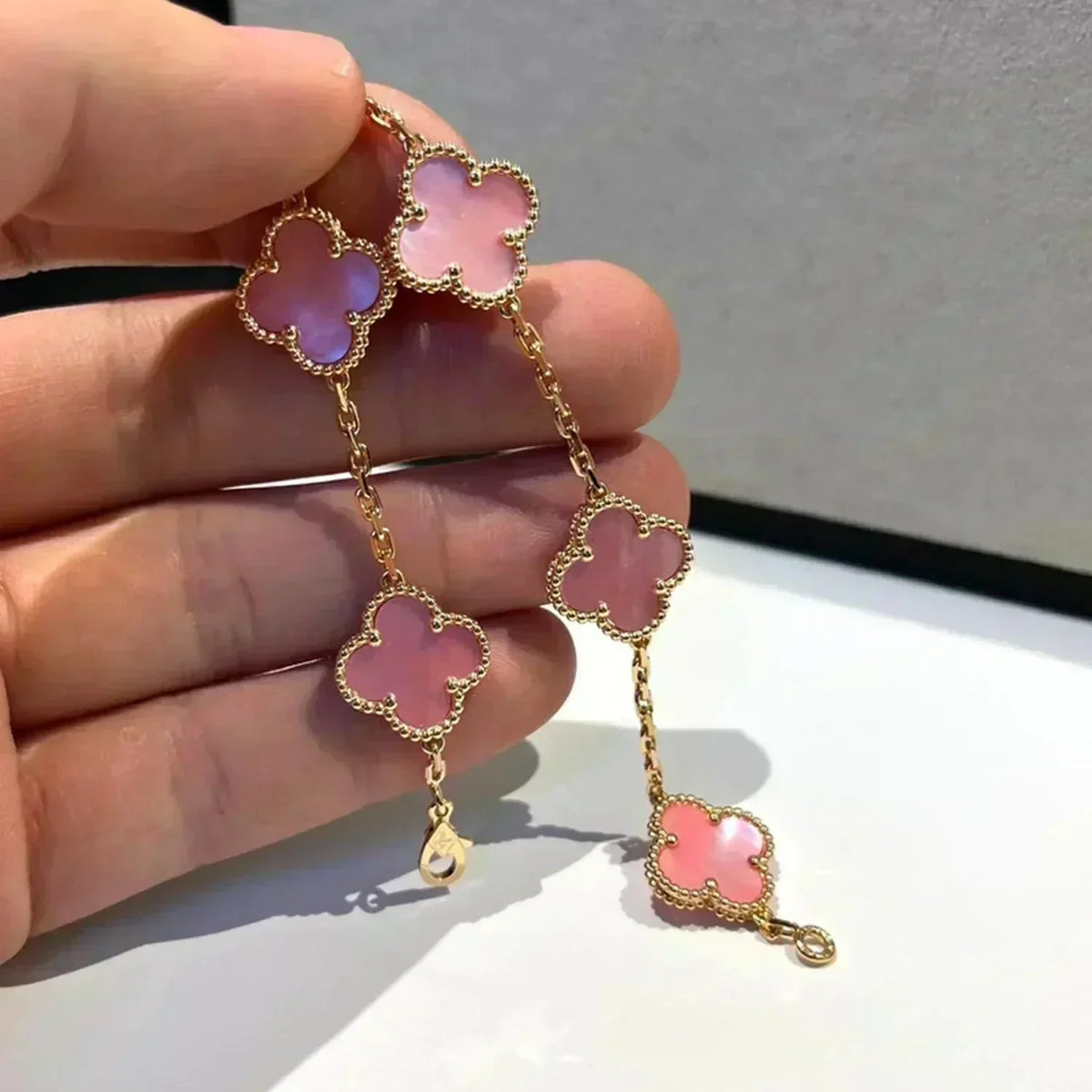 [Cyra] 新作 CLOVER 5 MOTIFS PINK MOP ブレスレット コレクション
