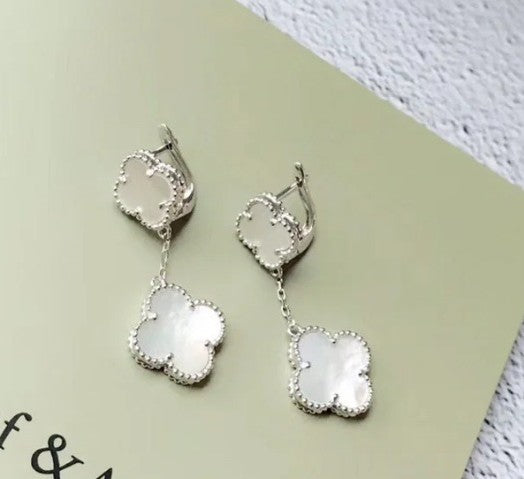 [Cyra]  CLOVER 2 MOTIF WHITE MOP EARRINGS
