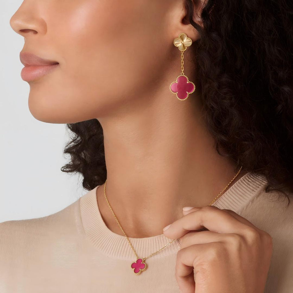 [Cyra] NEUE CLOVER 2 MOTIV OHRRINGE MIT ROSA EMAILLE