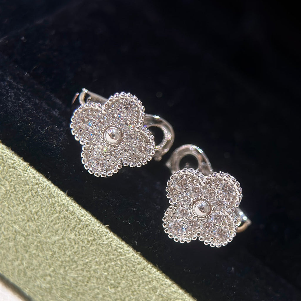 [Cyra]  CLOVER 1 MOTIFS DIAMOND STUD EARRINGS SILVER