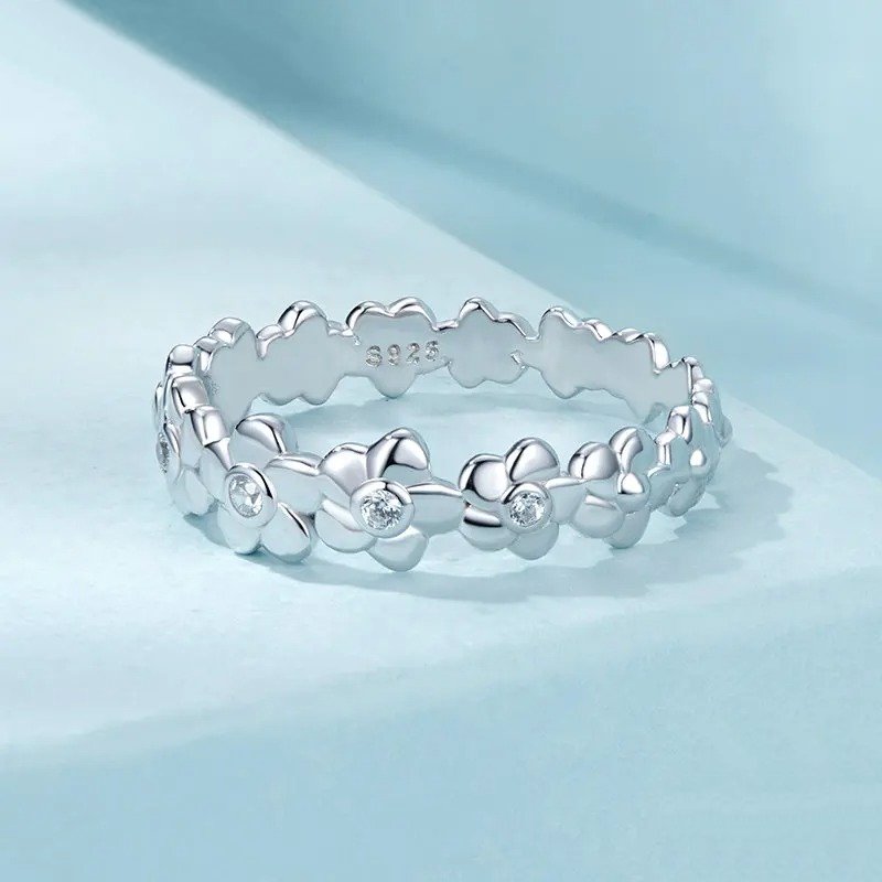 Blumenring mit Zirkonia-Pavé-Besatz als Statement-Bandring
