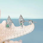 Conch-Ohrstecker mit eingelegtem grünem Zirkonia, hypoallergene Ohrringe