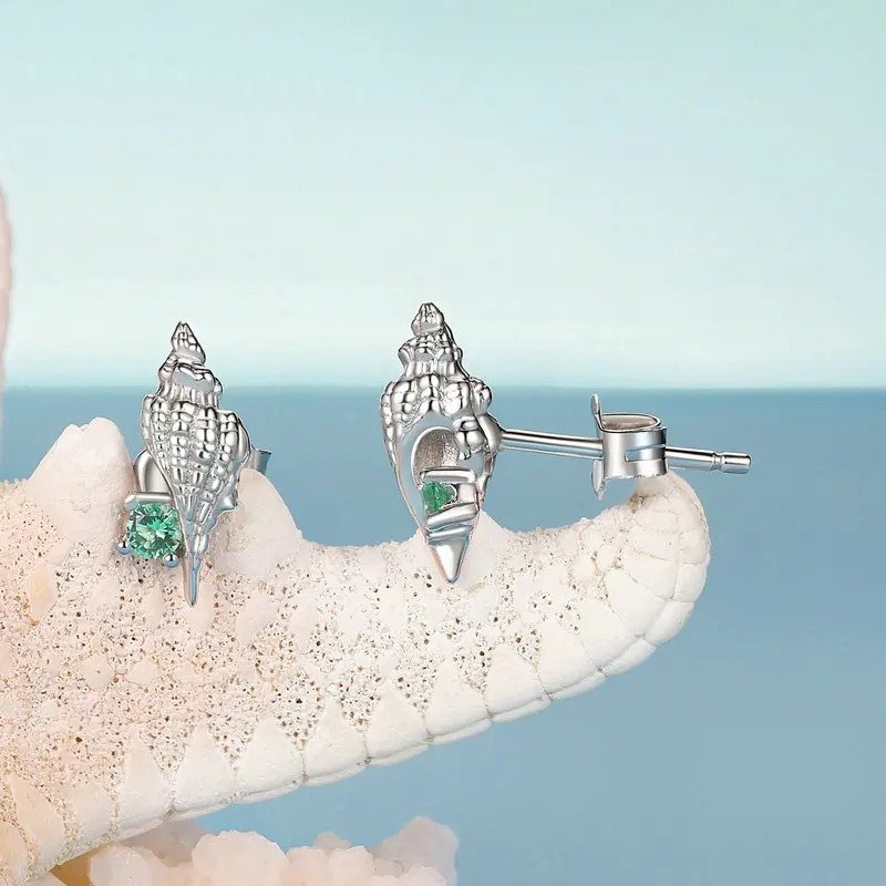 Conch-Ohrstecker mit eingelegtem grünem Zirkonia, hypoallergene Ohrringe