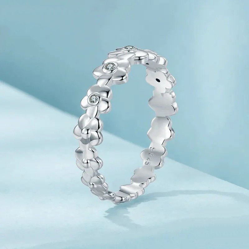 Blumenring mit Zirkonia-Pavé-Besatz als Statement-Bandring