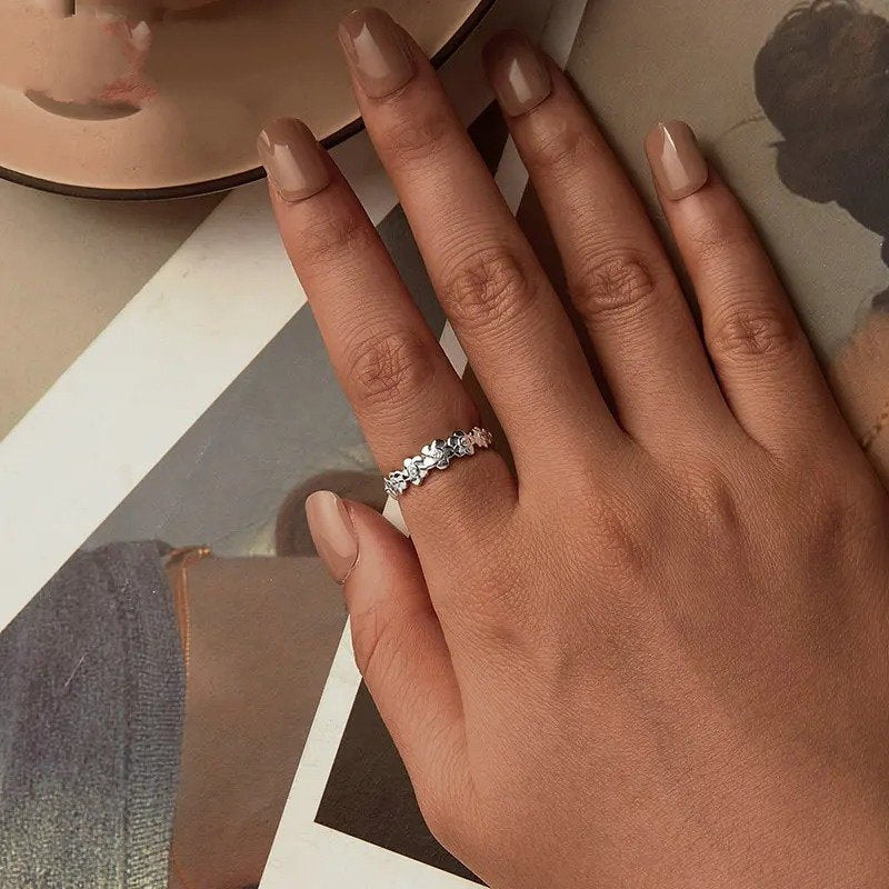 Blumenring mit Zirkonia-Pavé-Besatz als Statement-Bandring