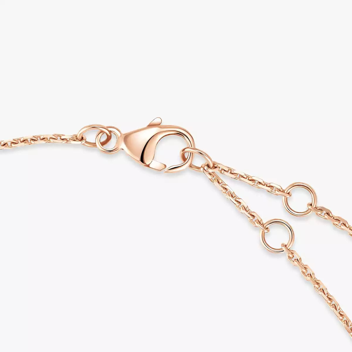 {
  "Cyra": "シラ",
  "Pavé Baby Move Diamond Bracelet": "パヴェ ベビー ムーヴ ダイヤモンド ブレスレット"
}