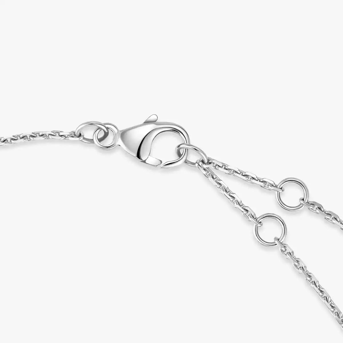 {
  "Cyra": "シラ",
  "Pavé Baby Move Diamond Bracelet": "パヴェ ベビー ムーヴ ダイヤモンド ブレスレット"
}