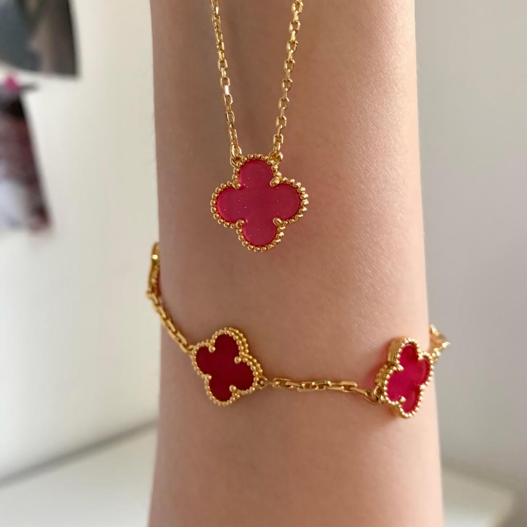 {
  "Cyra": "NEW CLOVER 15MM PINK ENAMEL NECKLACE"
}