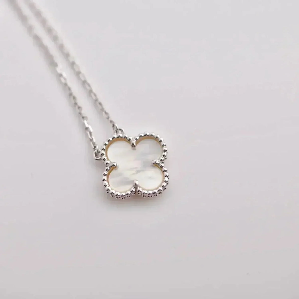 [Cyra]  CLOVER  15MM WHITE MOTHER-OF-PEARL SILVER