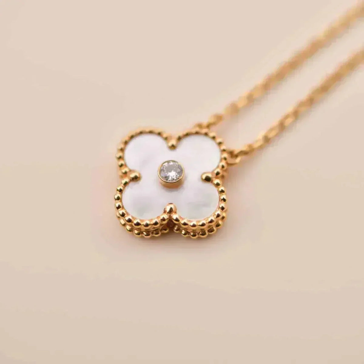 [Cyra]  CLOVER 15MM DIAMOND WHITE FRITILLARIA NECKLACE