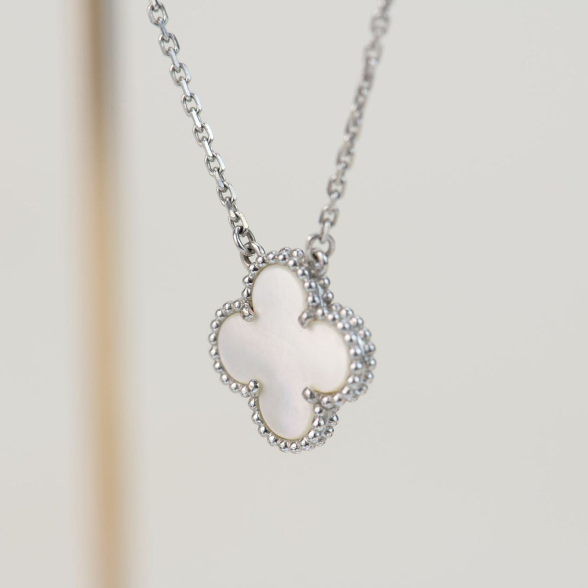 [Cyra]  CLOVER  15MM WHITE MOTHER-OF-PEARL SILVER