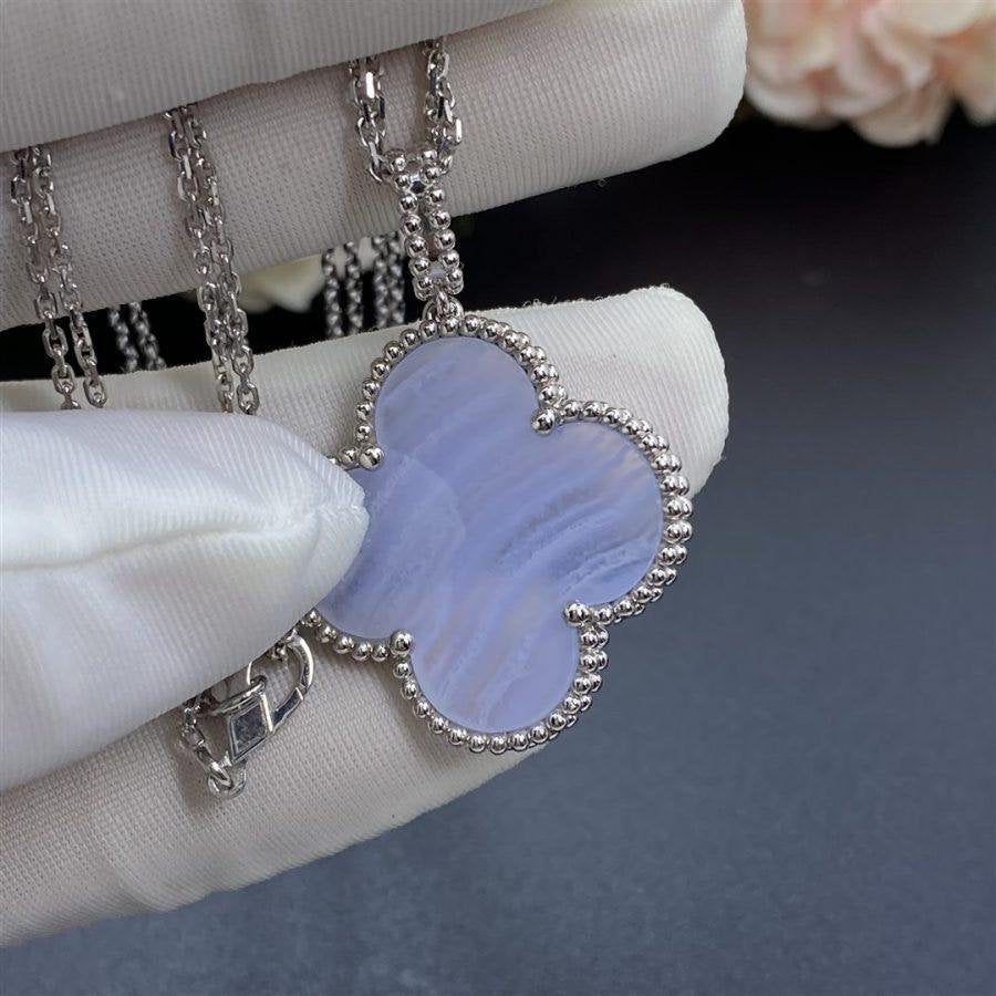 {
"Cyra": "CLOVER SILBER CHALCEDON GROSSES KLEEBLATT-COLLIER"
}