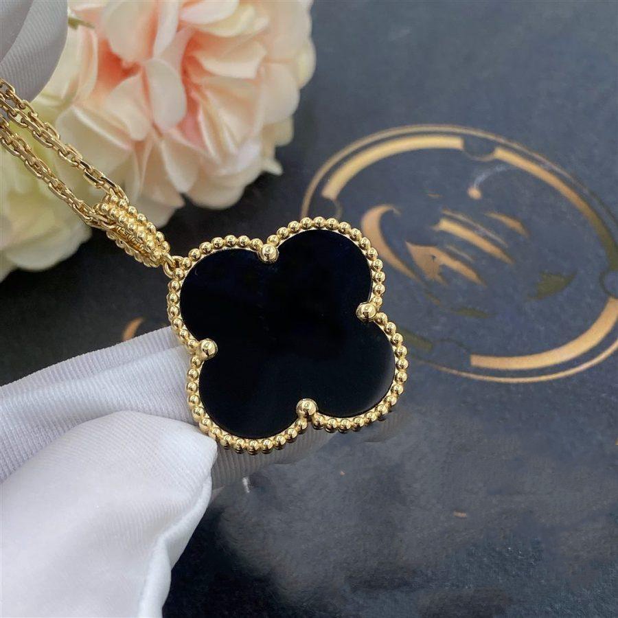 {
  "Cyra": "CLOVER 25MM ゴールド オニキス ビッグクローバーネックレス"
}