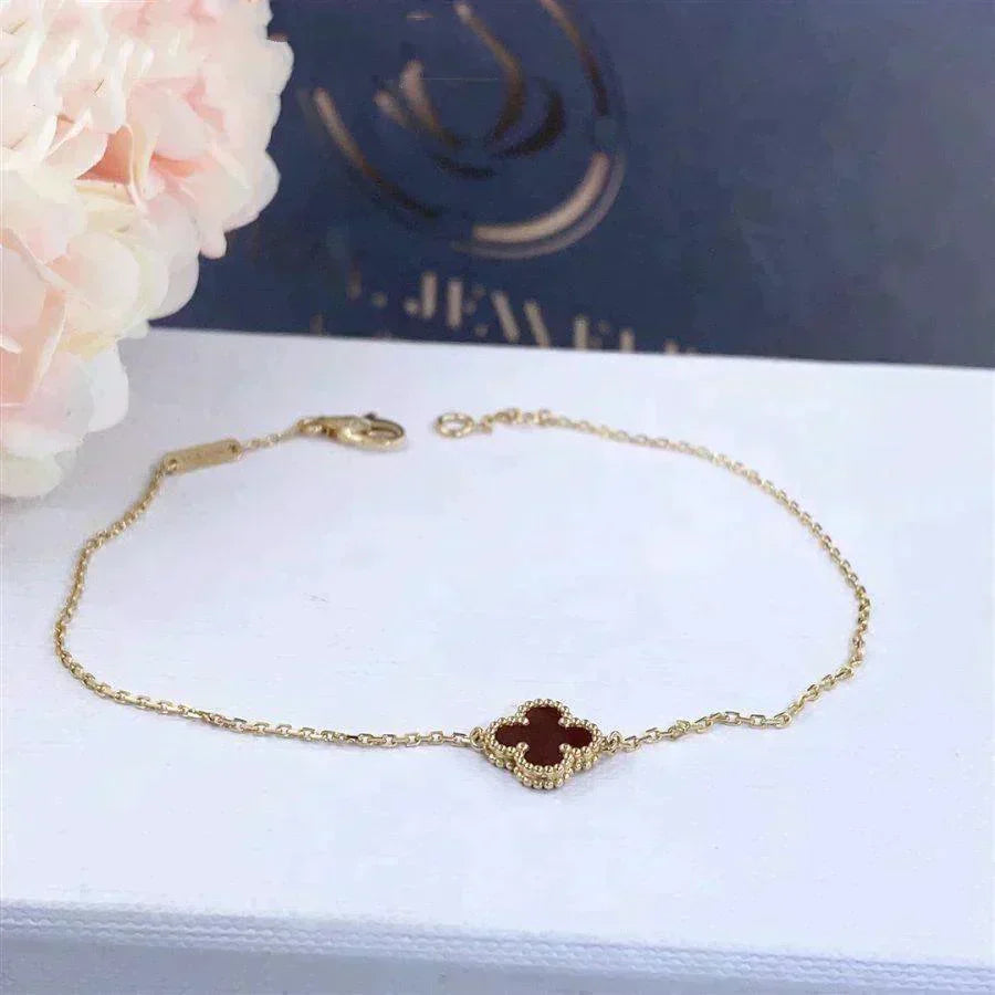[Cyra]  CLOVER  CARNELIAN SINGLE FLOWER BRACELET