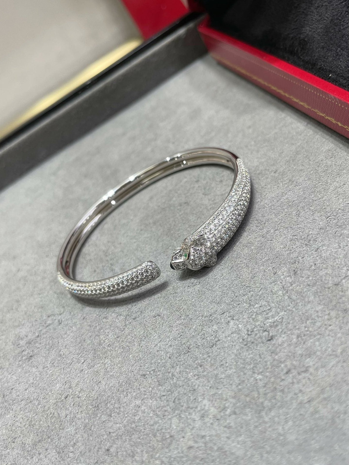 [Cyra] PANTHÈRE OFFENES ARMBAND MIT VOLLDIAMANTBESATZ