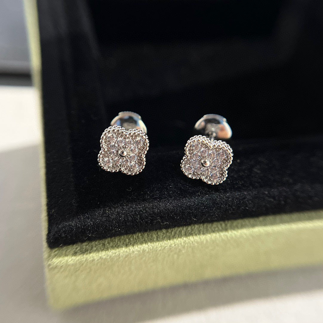 [Cyra]  CLOVER MINI DIAMOND STUD EARRINGS