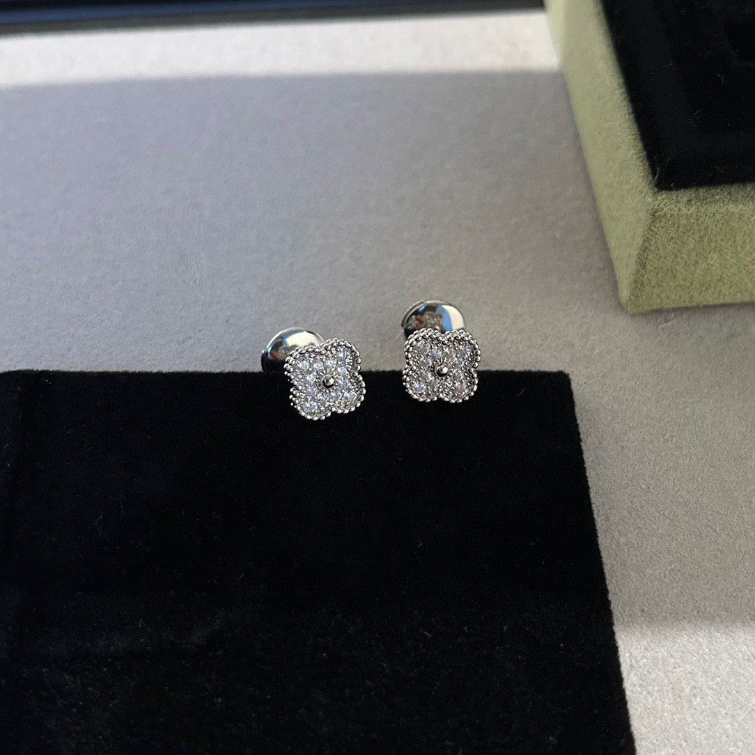 [Cyra]  CLOVER MINI DIAMOND STUD EARRINGS