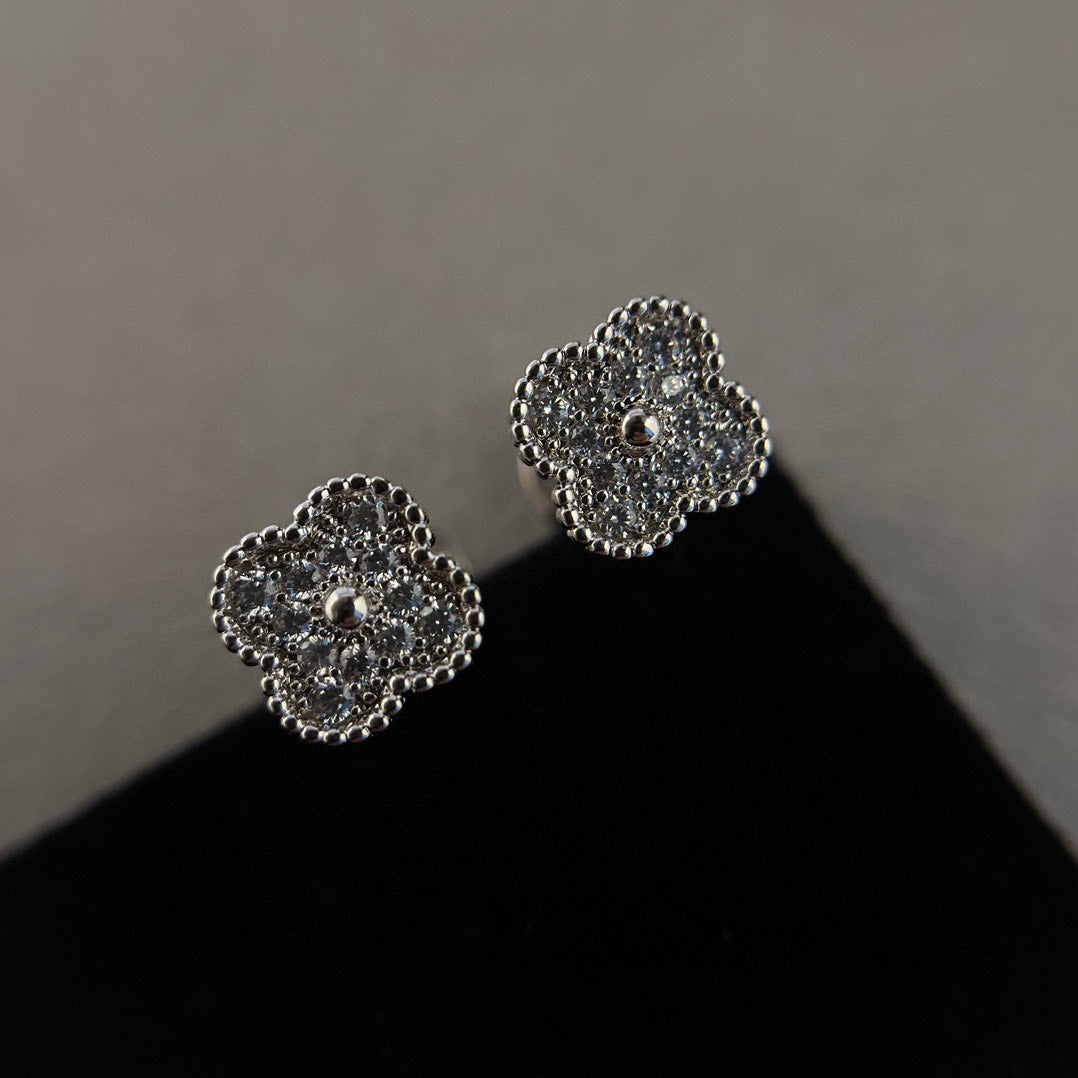 [Cyra]  CLOVER MINI DIAMOND STUD EARRINGS